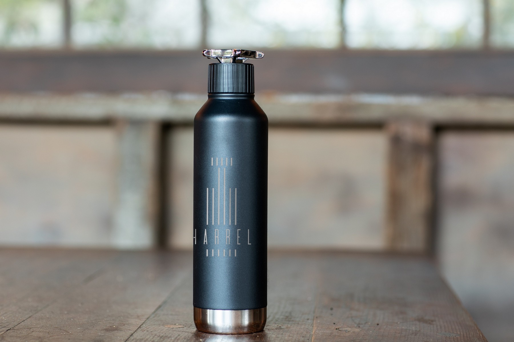 Spiglo 750mL branded stainless steel bottle made from 79 percent recycled material